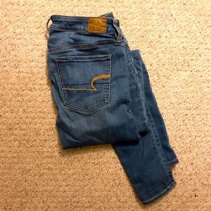 American Eagle jeans, size 6, medium denim wash.